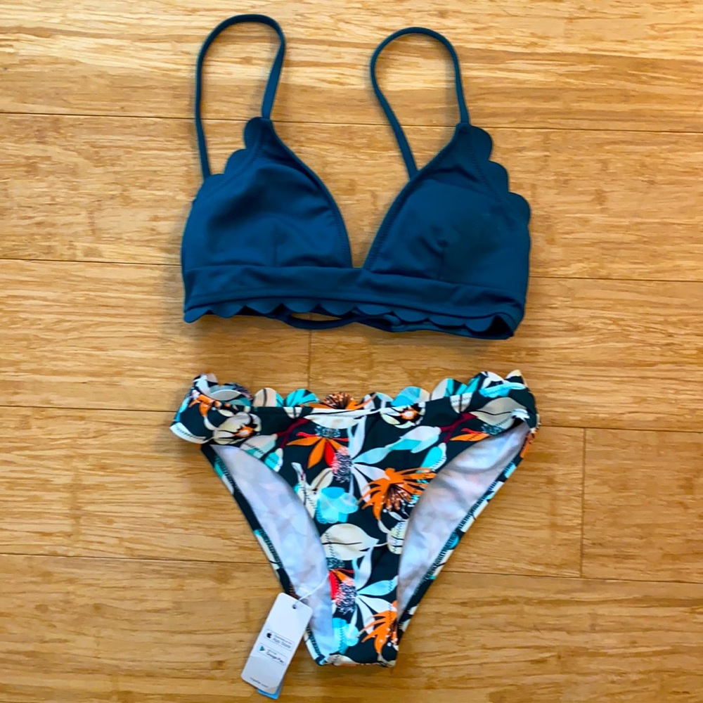 Scalloped Edge V-neck Printed Bikini